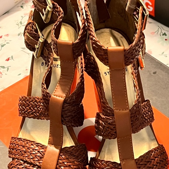 GUESS - Picture 7 of 7